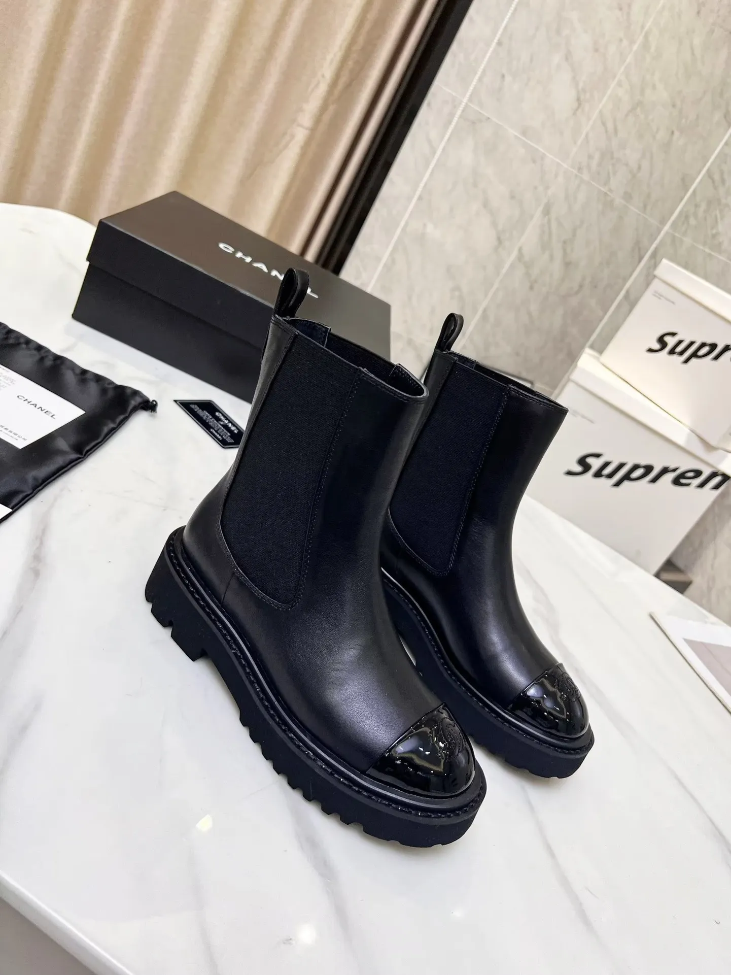 👟👟Ex-factory price 560👟👟 Autumn and winter new Chanel Chanel ankle boots original model opening✅ Elastic design on both sides, super easy to put on and take off, toe logo electric embroidery Fabric: cowhide🐂 Lining/foot pad: cowhide Foam outsole Color: black Code number: 34-41 (34, 41 need to be customized) Packing: cloth bag card